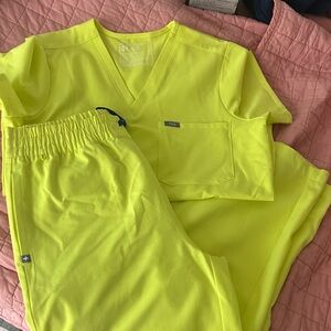 FIGS SCRUB SET - pants L, top M